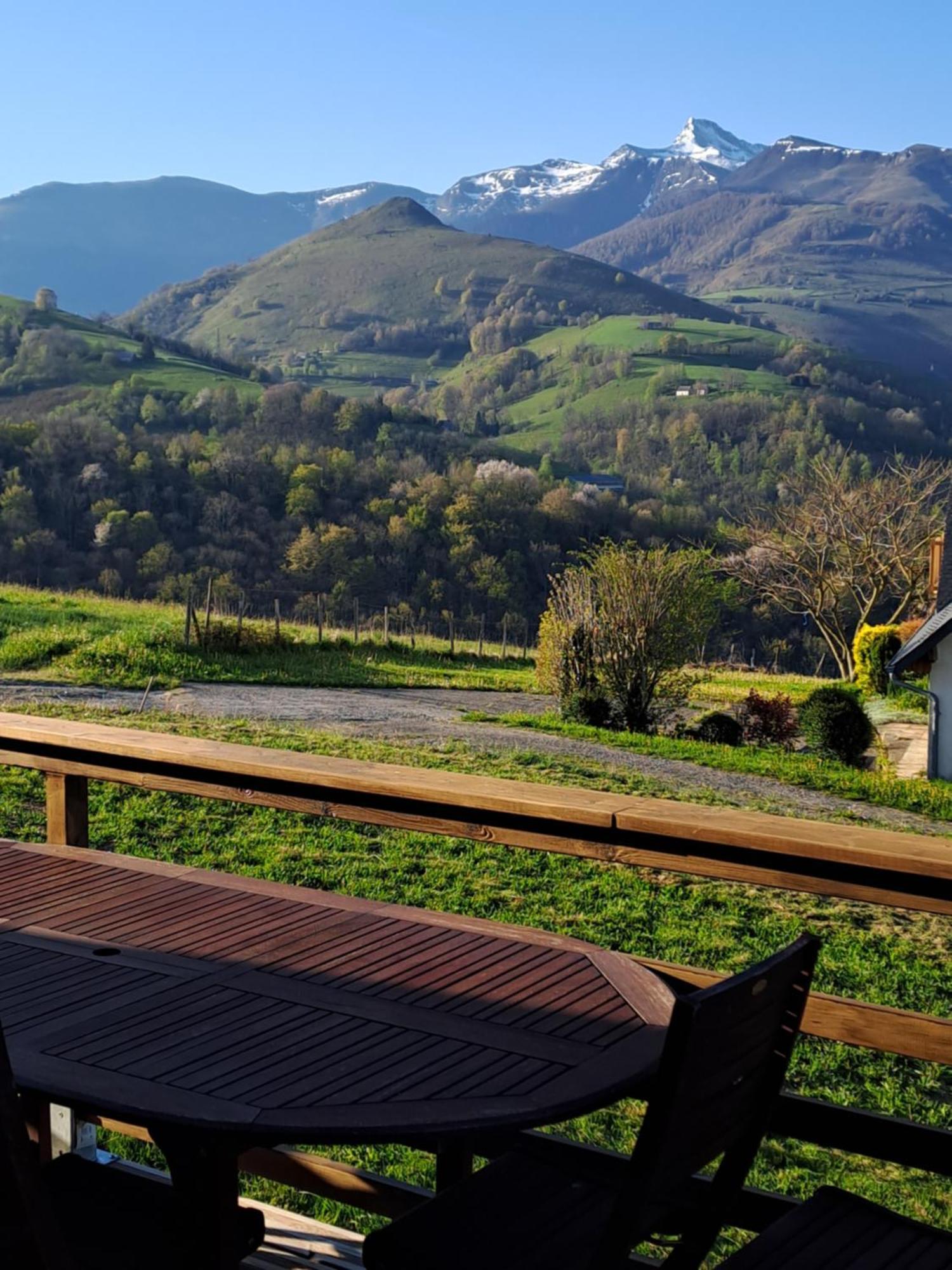 Dans Les Hautes- Pyrenees Entre Lourdes Et Bagneres Calme Et Vue Magnifique